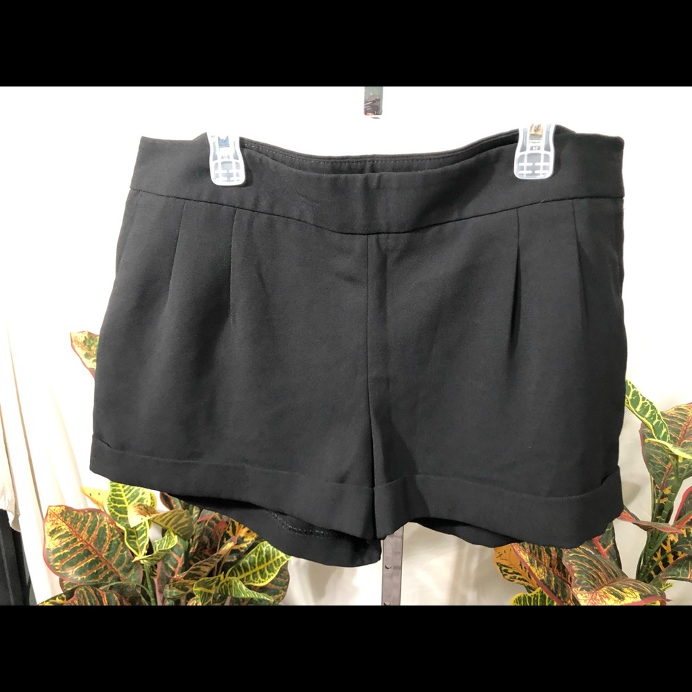 Express Black Pleated Cuffed Women's Shorts